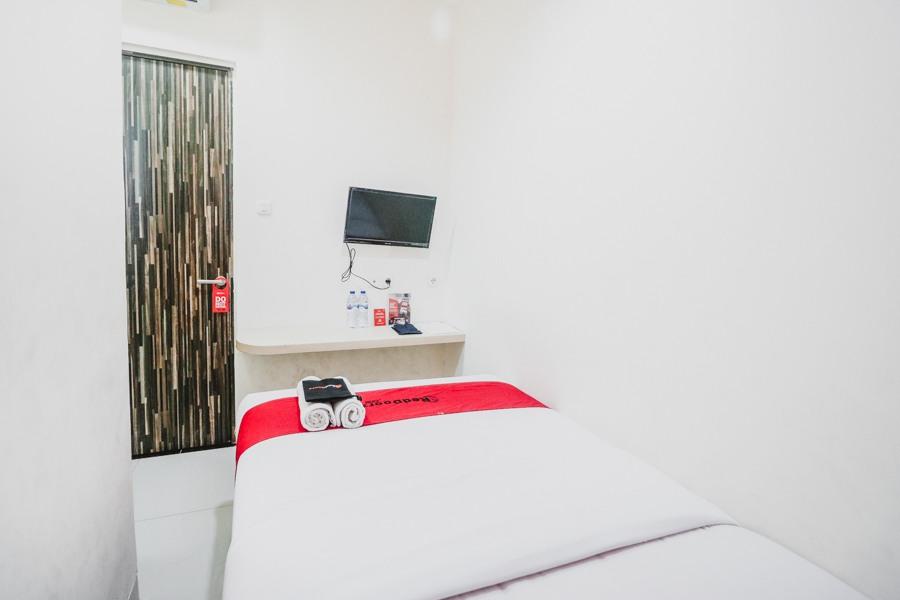 Reddoorz Plus Near Mall Ciputra Jakarta Exterior photo