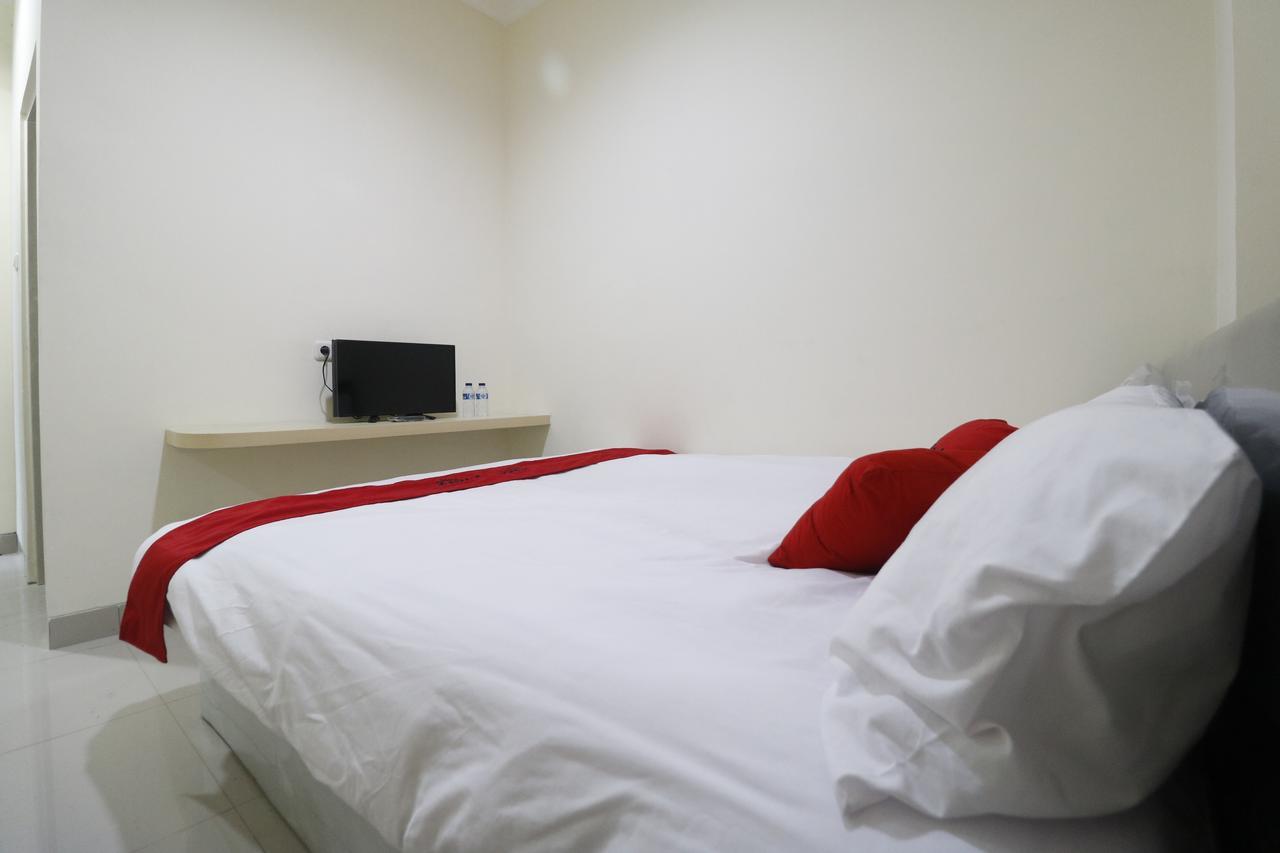 Reddoorz Plus Near Mall Ciputra Jakarta Exterior photo