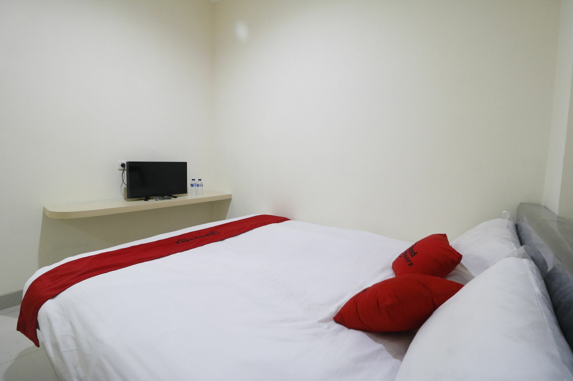 Reddoorz Plus Near Mall Ciputra Jakarta Exterior photo